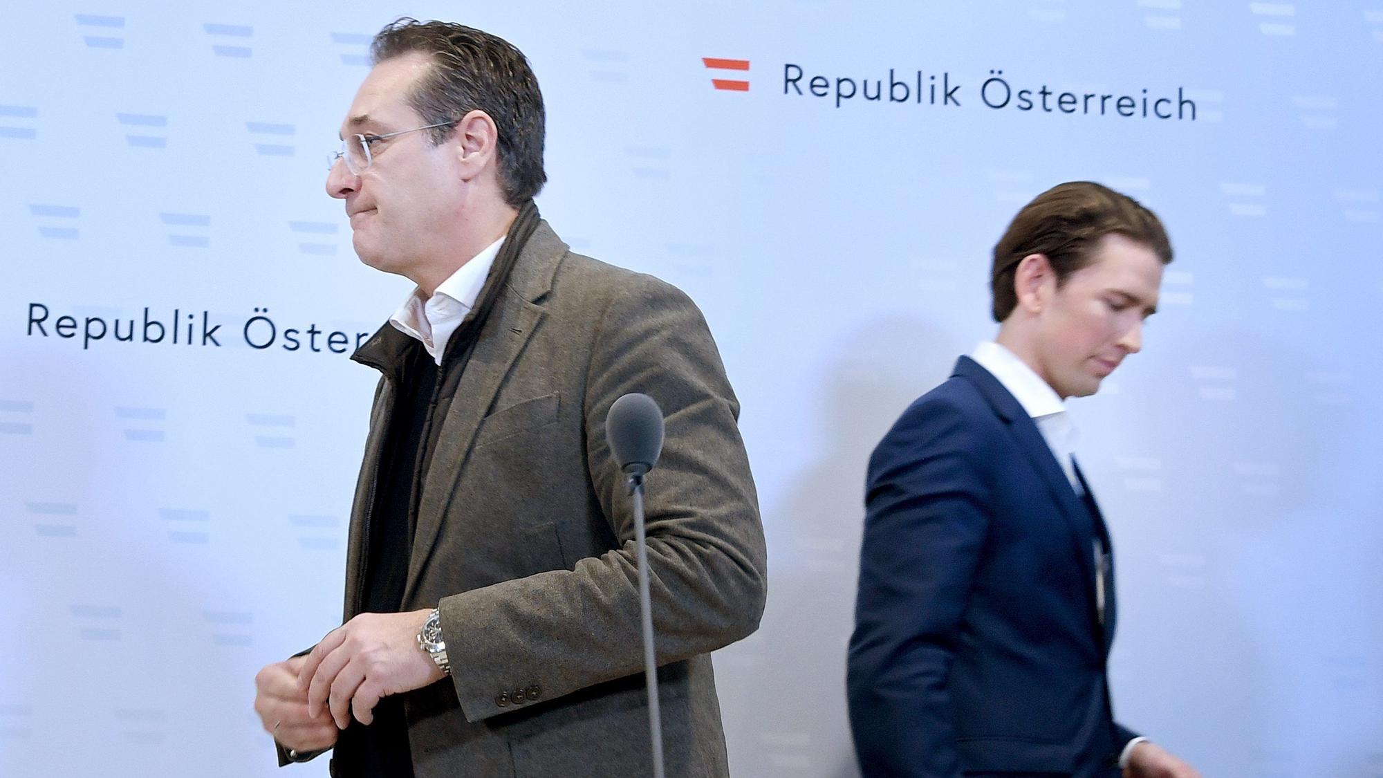 Mauerbach: Sebastian Kurz (r), damals Bundeskanzler von Österreich, und Heinz-Christian Strache, damalsd Vizekanzler und FPÖ-Chef, verlassen eine Pressekonferenz im Rahmen der Regierungsklausur. (Archivbild)