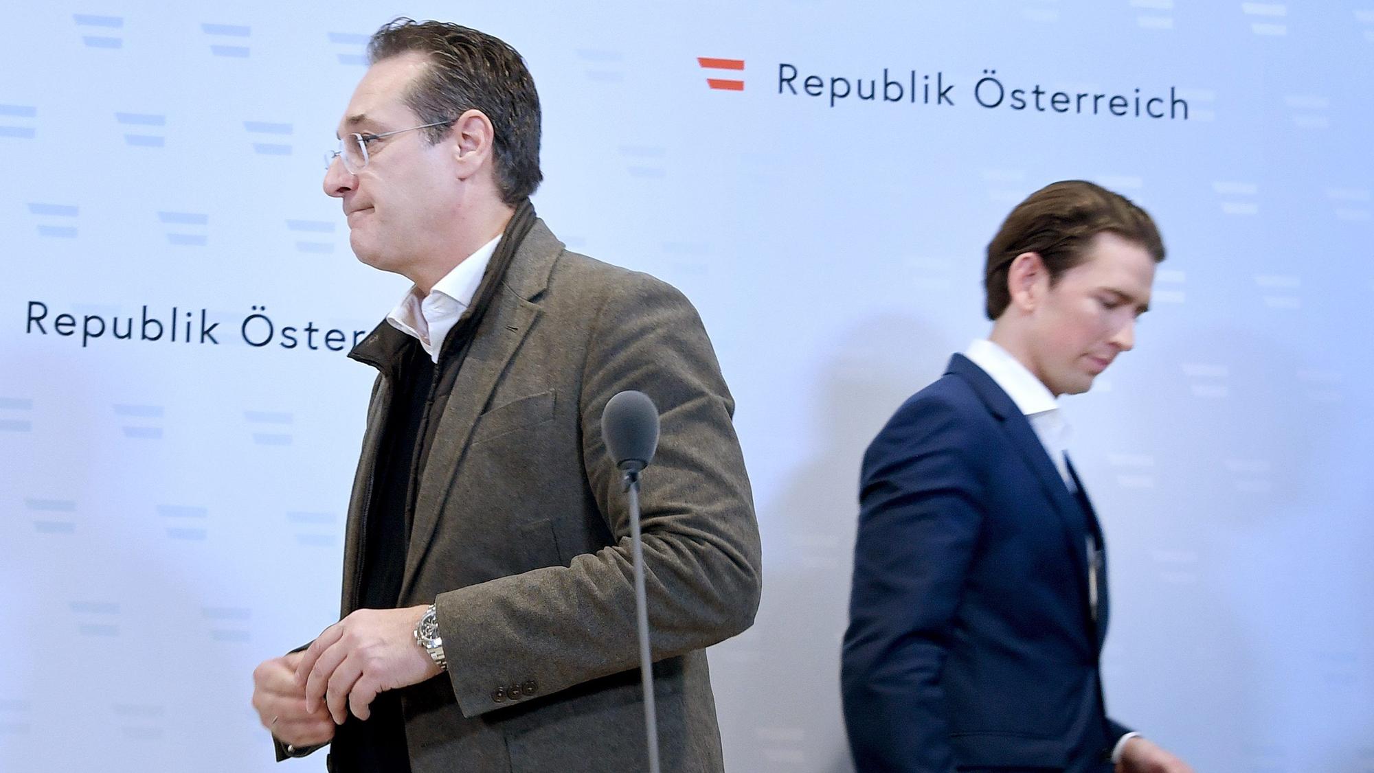 Mauerbach: Sebastian Kurz (r), damals Bundeskanzler von Österreich, und Heinz-Christian Strache, damalsd Vizekanzler und FPÖ-Chef, verlassen eine Pressekonferenz im Rahmen der Regierungsklausur. (Archivbild)