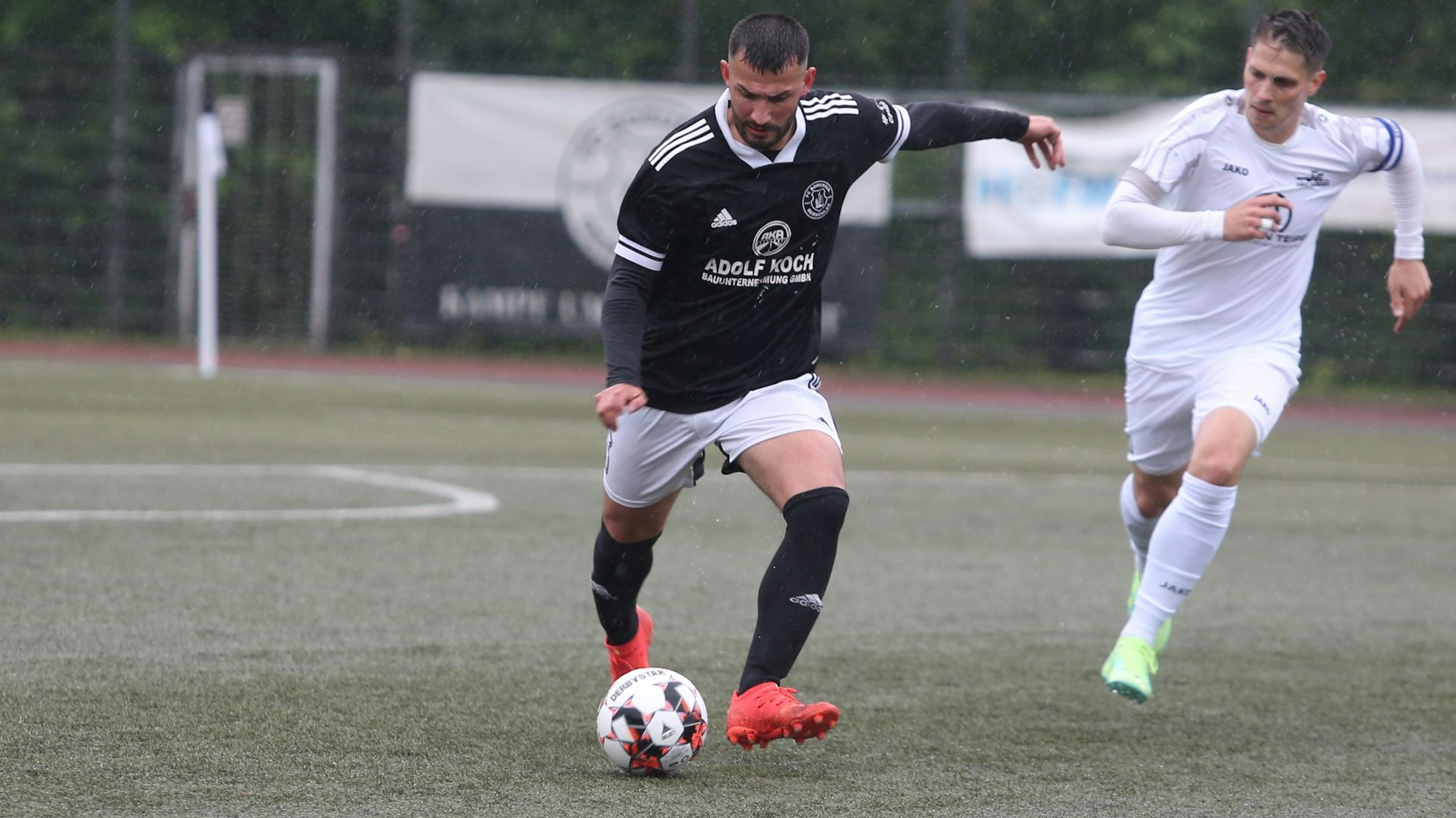 Zu sehen ist ein Spielszene aus dem Fußball