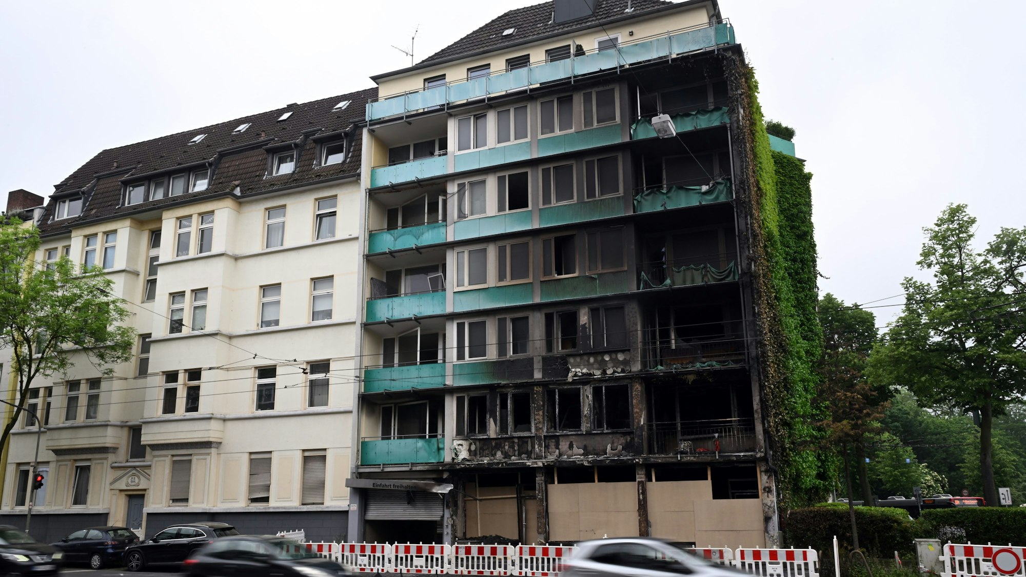 Nach der Explosion und dem verheerenden Feuer in einem Wohn- und Geschäftshaus in Düsseldorf mit drei Toten setzt die Polizei ihre Ermittlungen am Freitag fort.