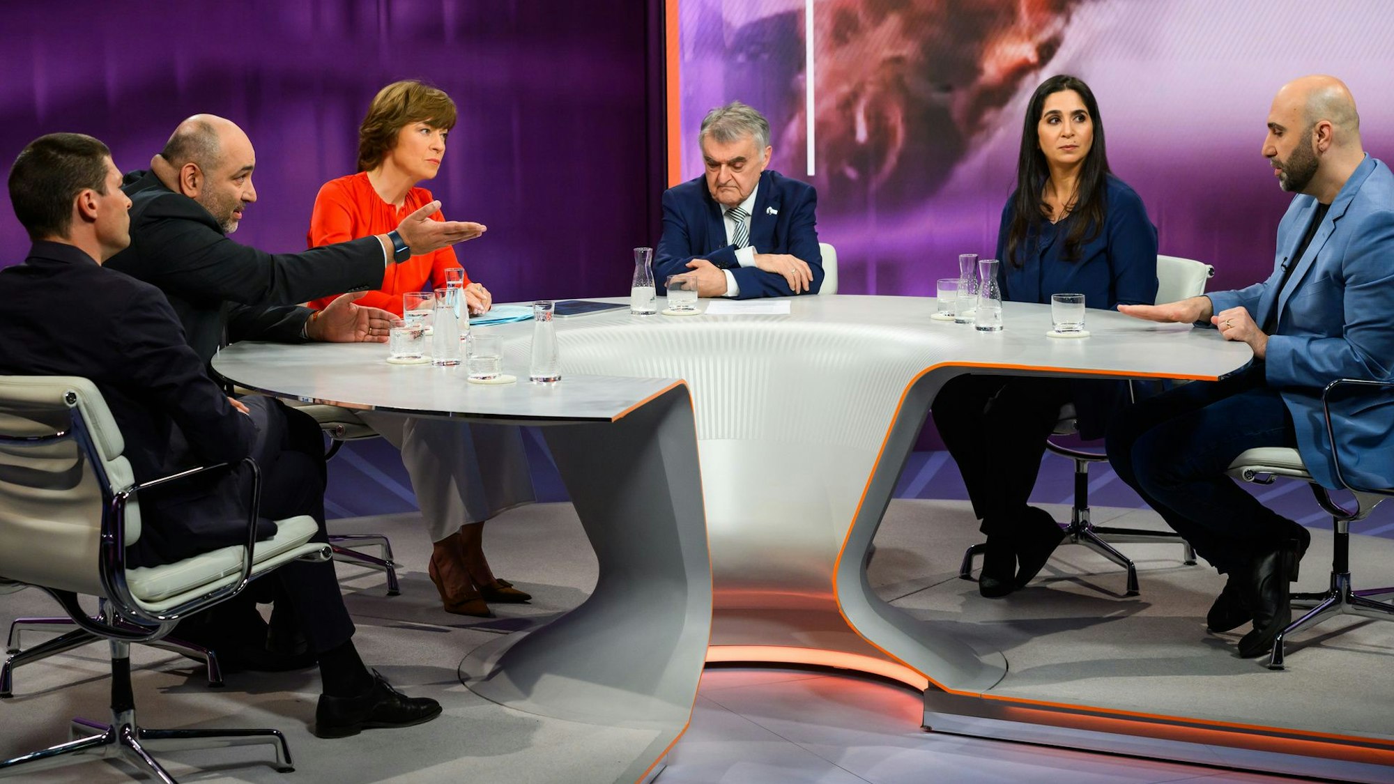Die ZDF-Talkrunde bei „Maybrit Illner“: Ronen Steinke, Omid Nouripour, Maybrit Illner, Herbert Reul, Souad Mekhennet und Ahmad Mansour (v.l.).