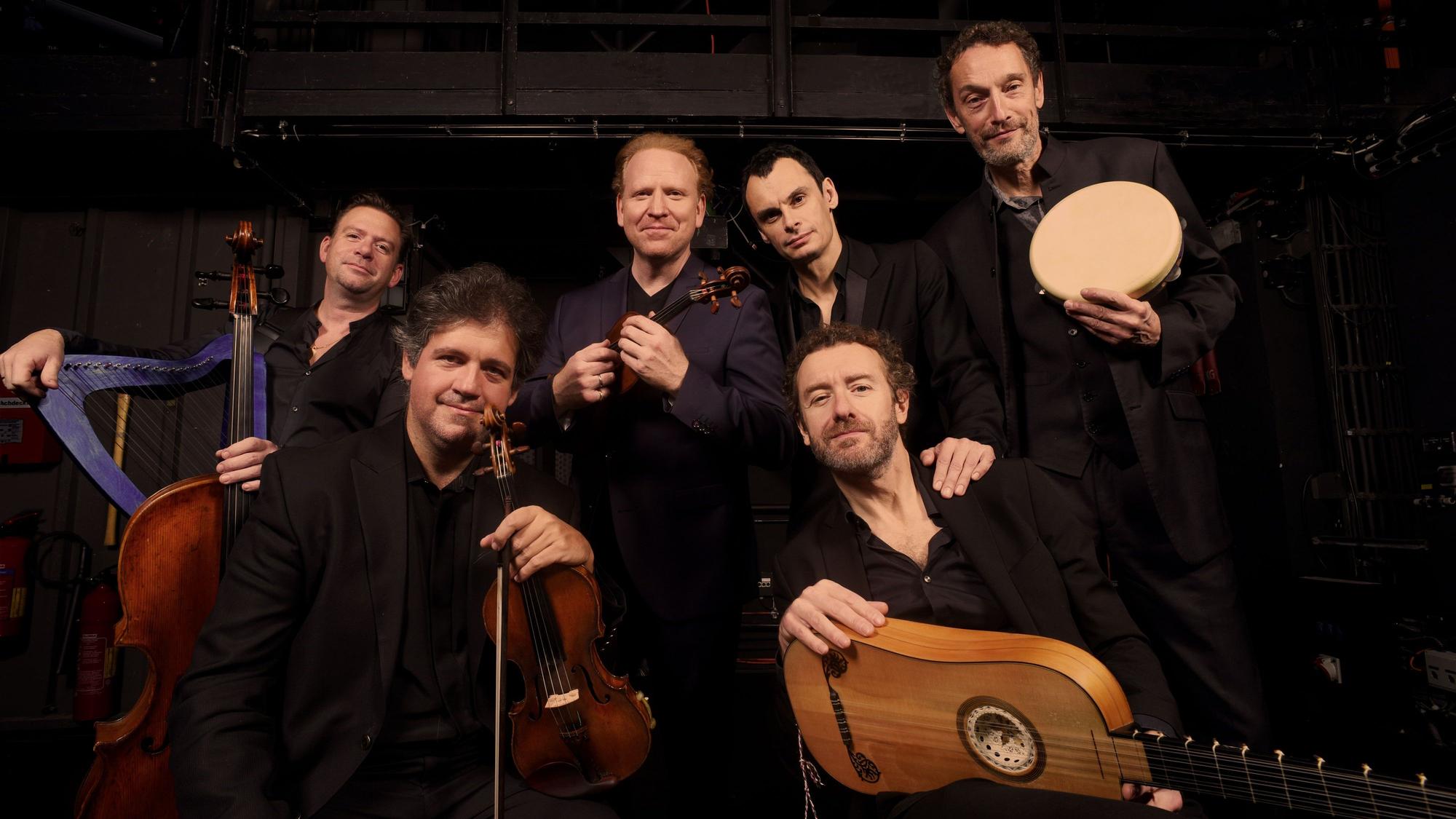 Sechs Musiker mit ihren Instrumenten.