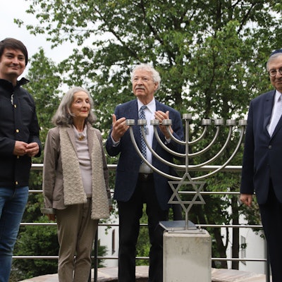 Der Vizepräsident des Zentralrats der Juden, Abraham Lehrer enthüllte mit Roman Kovar, Marie-Louise Jung und Bürgermeister Mario Dahm (v.r.) die Chanukkia.