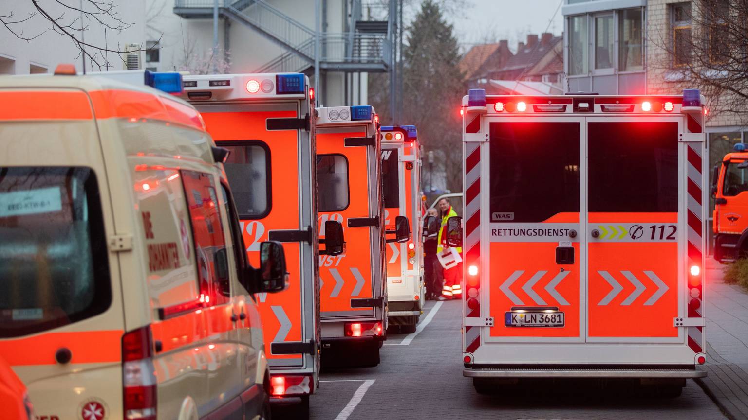 Mehrere Rettungswagen stehen hintereinander auf der Straße
