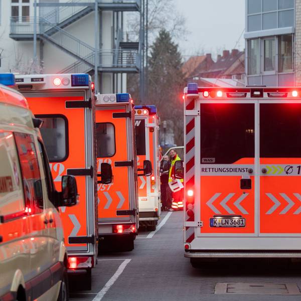 Mehrere Rettungswagen stehen hintereinander auf der Straße