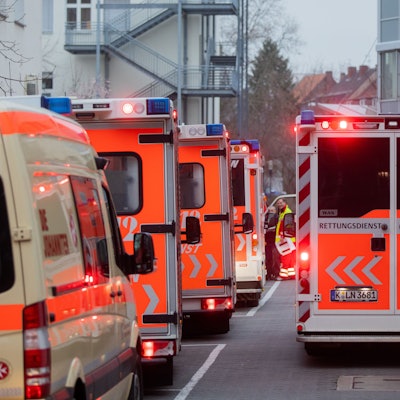 Mehrere Rettungswagen stehen hintereinander auf der Straße