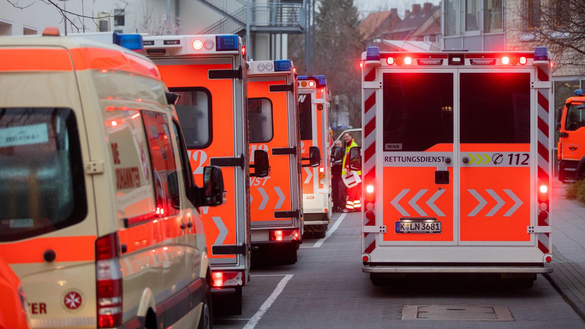 Mehrere Rettungswagen stehen hintereinander auf der Straße
