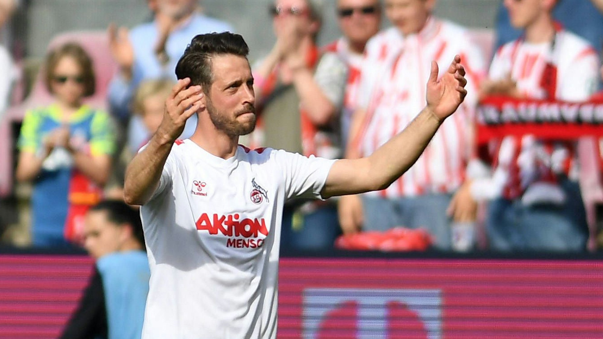 Mark Uth jubelt nach dem 3:2-Sieg gegen Union Berlin.