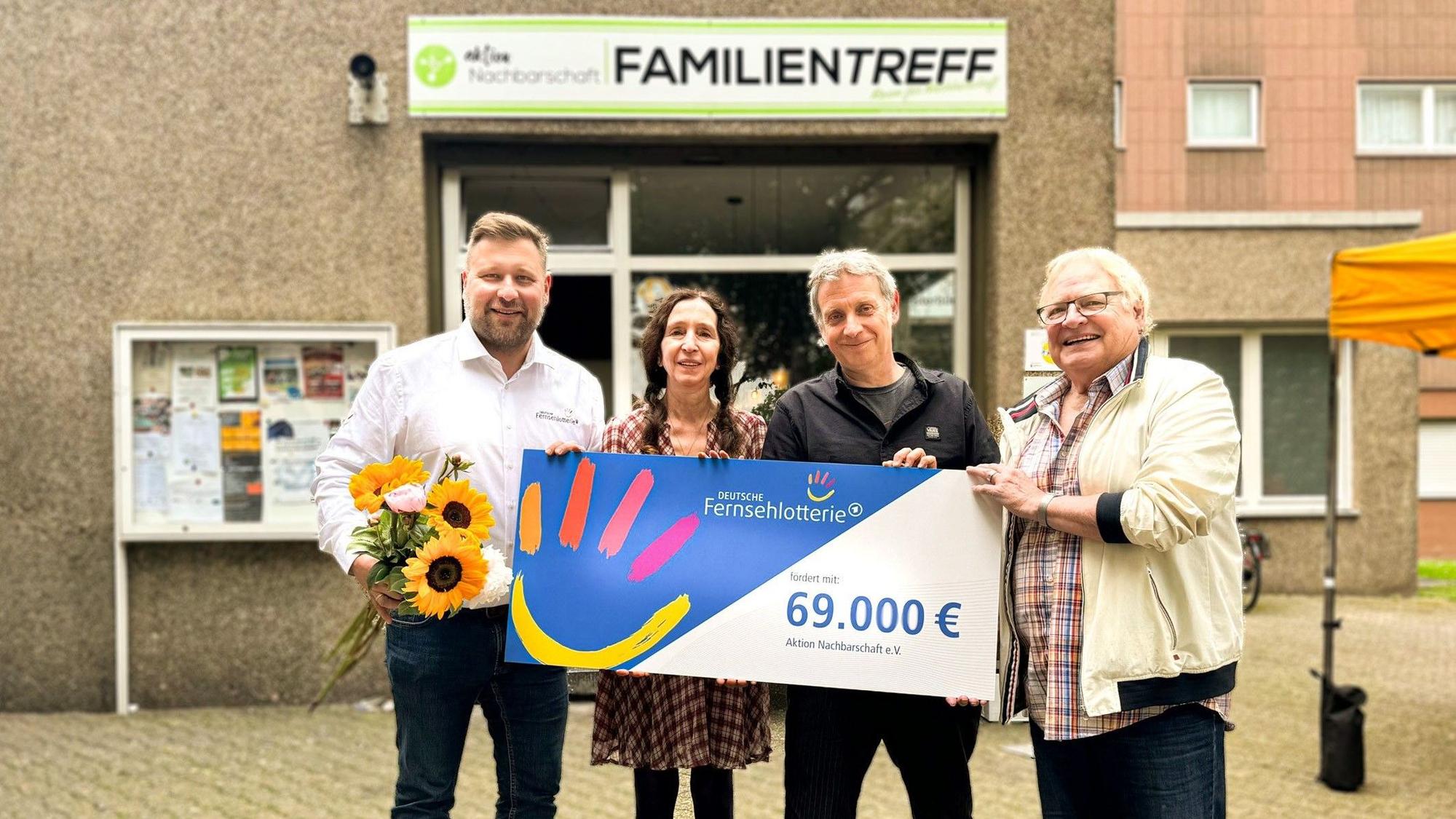 Fördermittelübergabe der DEUTSCHEN FERNSEHLOTTERIE in Köln an den gemeinnützigen Aktion Nachbarschaft e.V. – v.l.n.r.: Stephan Masch, Repräsentant der Deutschen Fernsehlotterie; Maria Anlager, ehrenamtliches Vorstandsmitglied & Schatzmeisterin des Vereins, Christian Baack, Geschäftsführer des Aktion Nachbarschaft e.V. und Udo Hanselmann, 1. Vorsitzender des Aktion Nachbarschaft e.V.
Foto: Max Thümmel