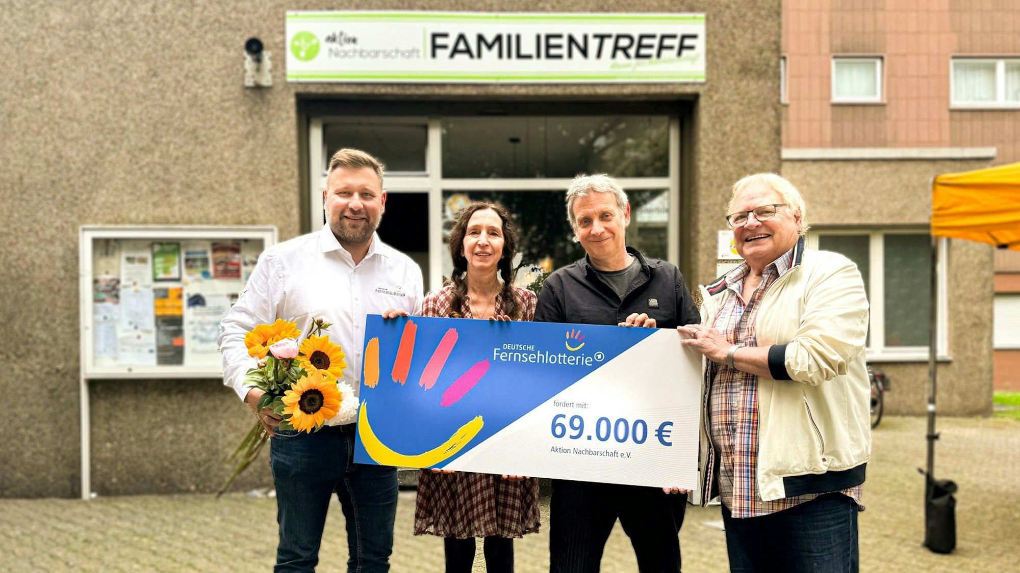 Fördermittelübergabe der DEUTSCHEN FERNSEHLOTTERIE in Köln an den gemeinnützigen Aktion Nachbarschaft e.V. – v.l.n.r.: Stephan Masch, Repräsentant der Deutschen Fernsehlotterie; Maria Anlager, ehrenamtliches Vorstandsmitglied & Schatzmeisterin des Vereins, Christian Baack, Geschäftsführer des     Aktion Nachbarschaft e.V. und Udo Hanselmann, 1. Vorsitzender des Aktion Nachbarschaft e.V.
Foto: Max Thümmel