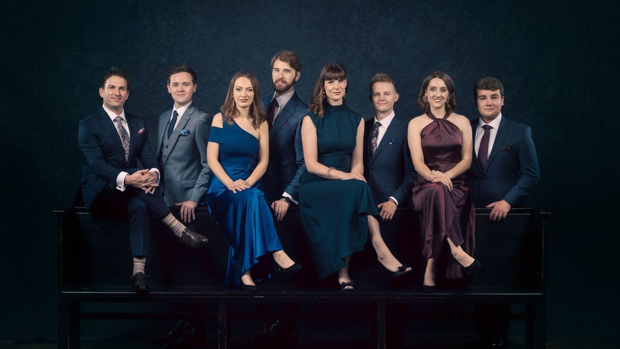 Das Ensemble - drei Frauen und fünf Männer - posieren fürs Foto.