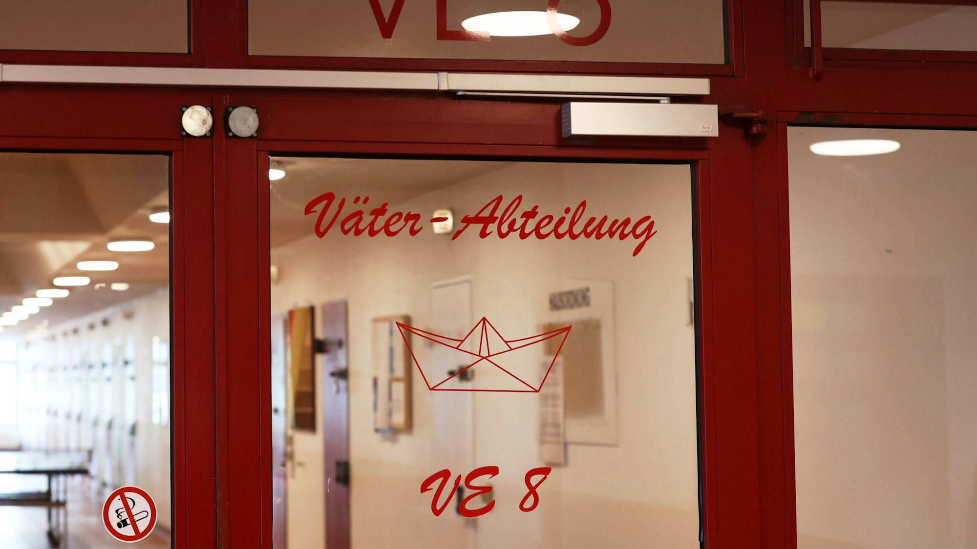 Die Glastüre am Eingang der Väter-Abteilung VE8 der JVA Siegburg.