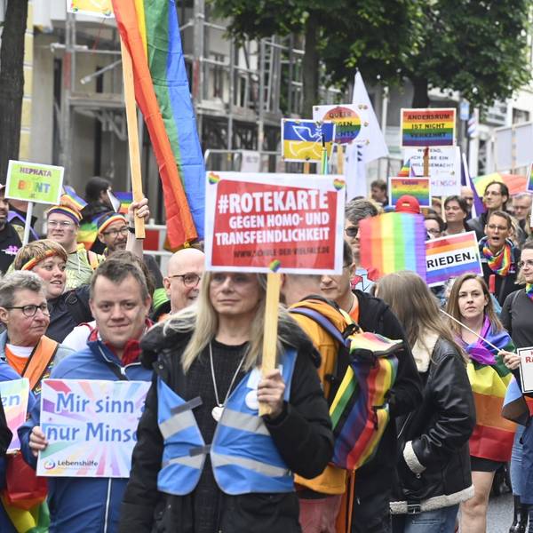 Die Pride-Parade in Euskirchen ist gestartet. Auf dem Bild sind viele Menschen zu sehen, die Banner oder Plakate in Regenbogenfarben dabeihaben.