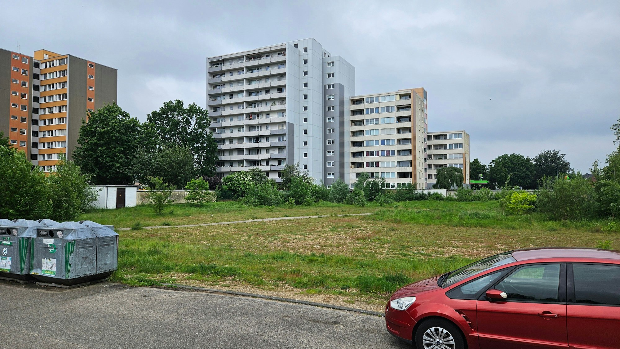 Auf dieser freien Fläche an der Albrecht-Dürer-Allee in Bergheim soll eine Grundschule gebaut werden.