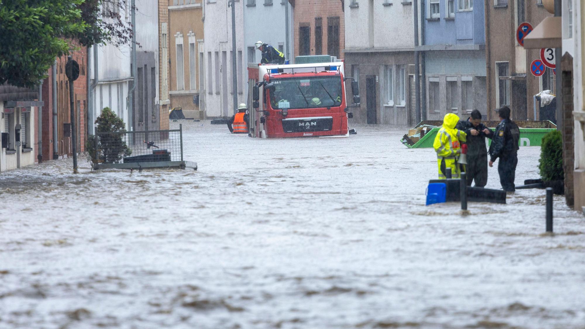 Flutdrama im Saarland: Die anhaltenden Regenfälle lassen die Flüsse extrem schnell anschwellen. Besonders dramatisch ist die Situation in den Gemeinden Fischbach-Camphausen. Hier wurde Katastrophenalarm ausgelöst.