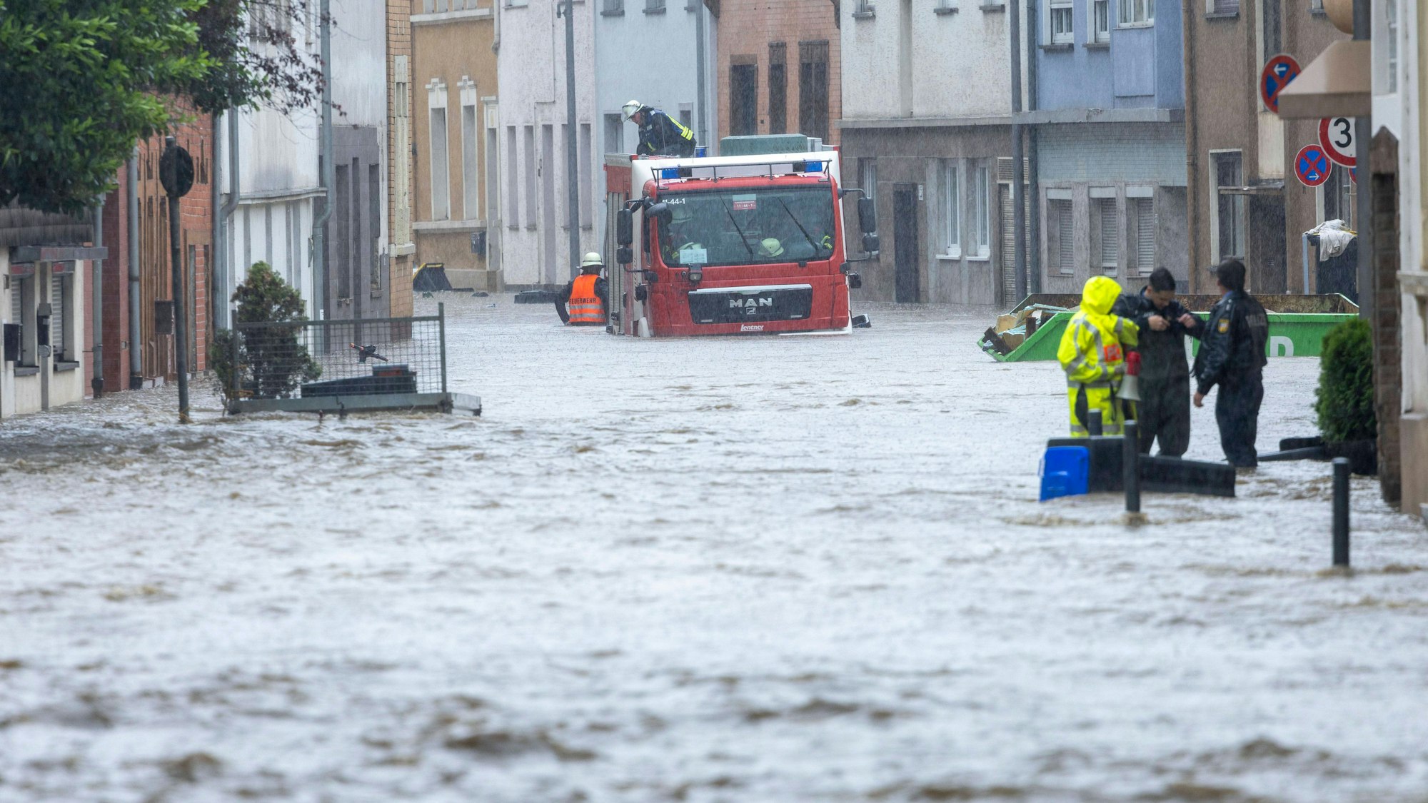 Flutdrama im Saarland: Die anhaltenden Regenfälle lassen die Flüsse extrem schnell anschwellen. Besonders dramatisch ist die Situation in den Gemeinden Fischbach-Camphausen. Hier wurde Katastrophenalarm ausgelöst.