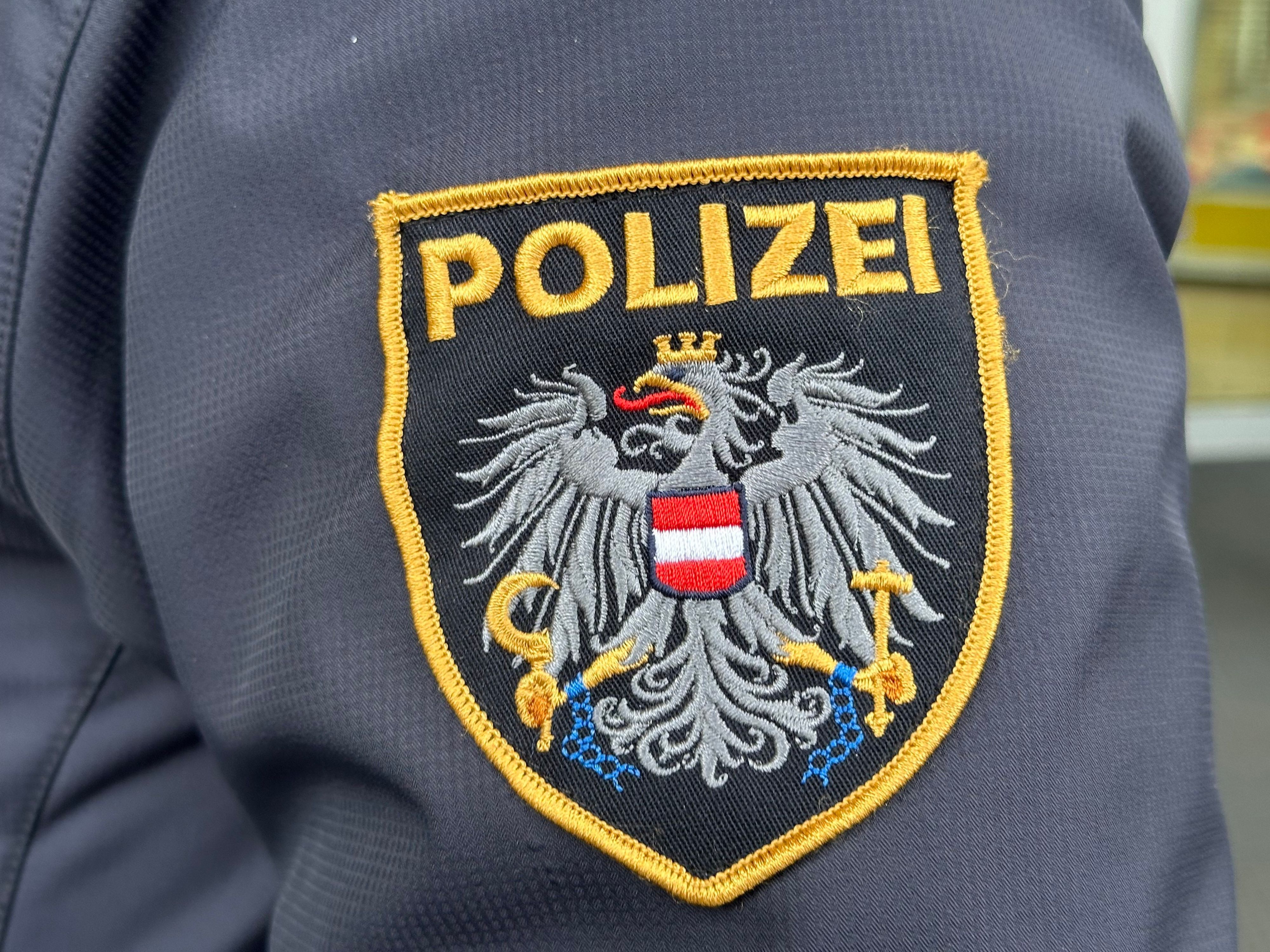 Österreich, Wien: Das Emblem der österreichischen Polizei auf einer Uniform (Symbolbild)