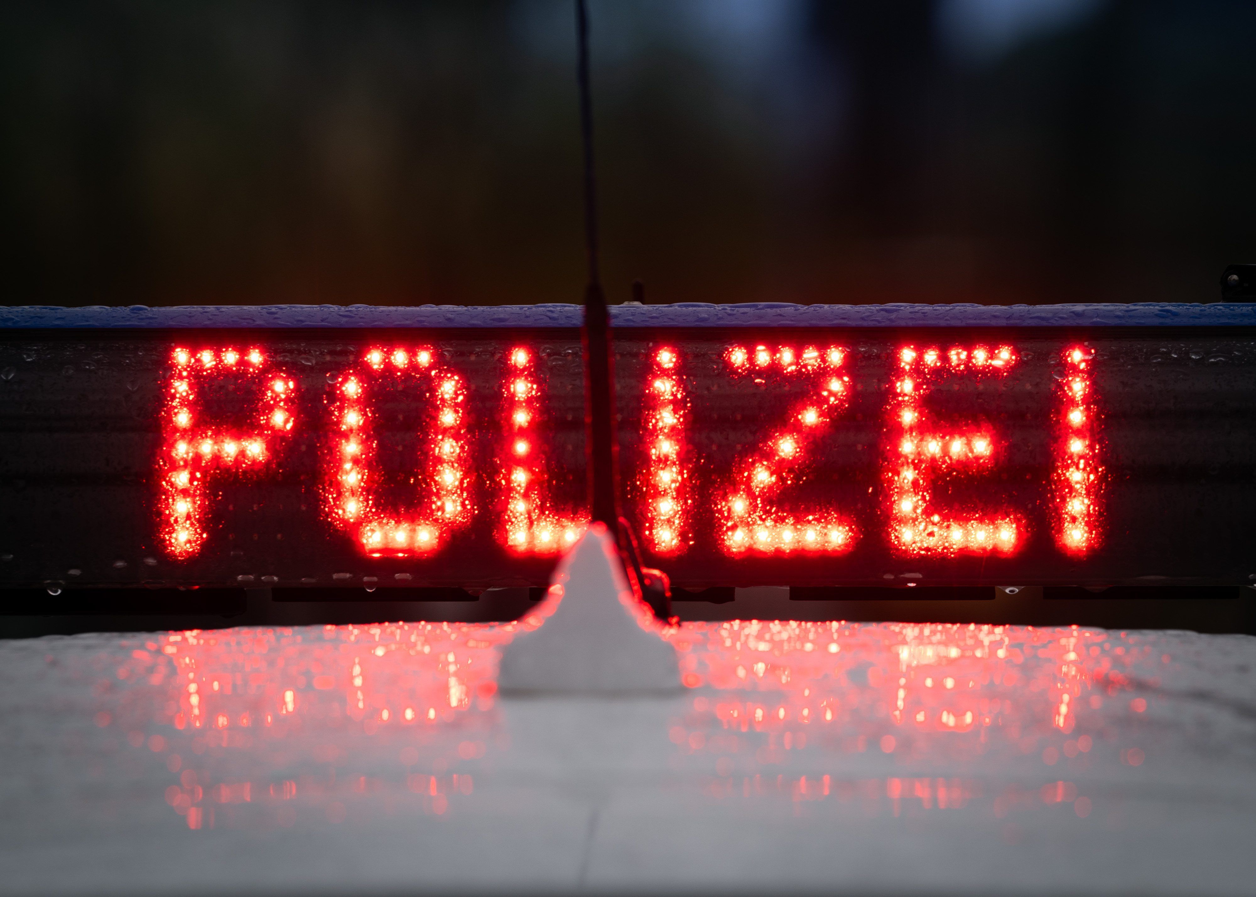 Der Schriftzug Polizei steht auf einem Polizeiwagen. (Symbolbild)