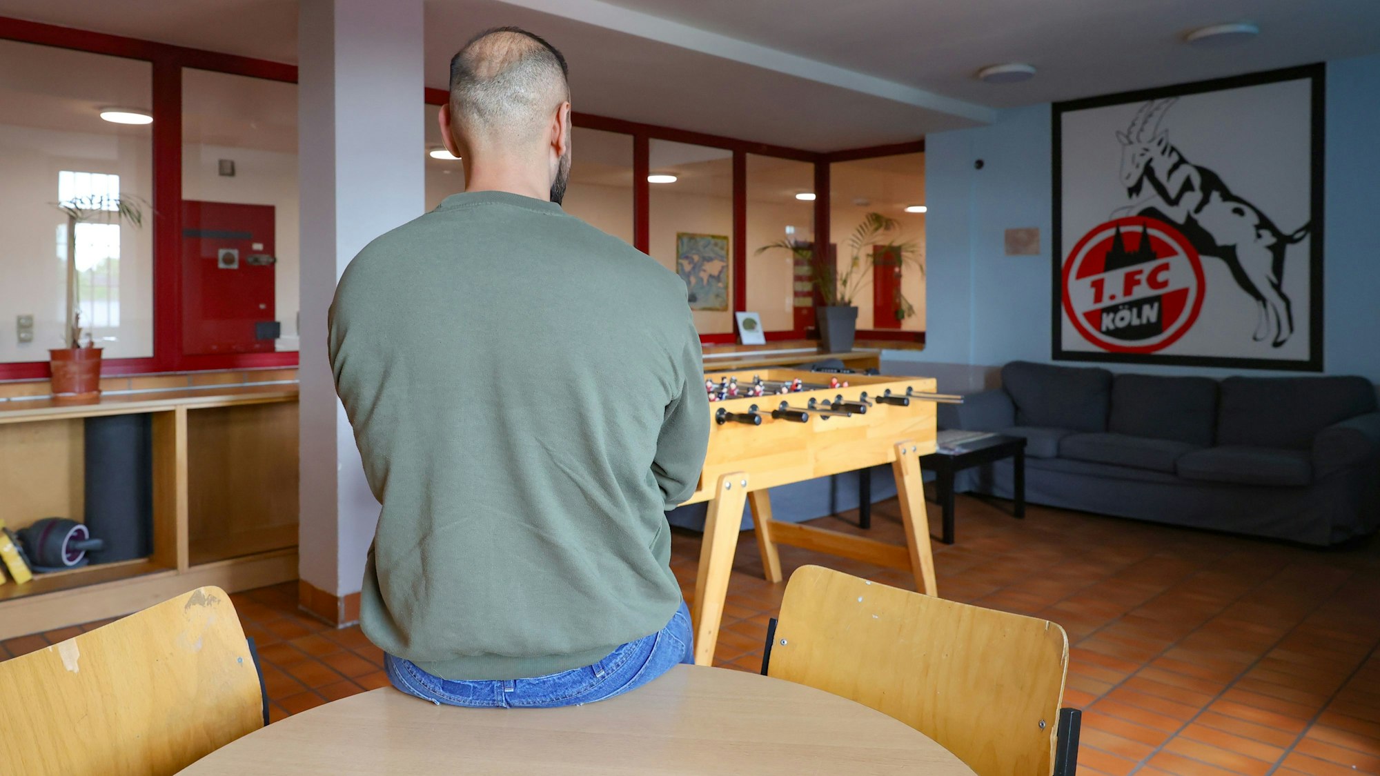 Der Gefangene Adam R. sitzt im Wohnbereich der Väter-WG an der JVA Siegburg.