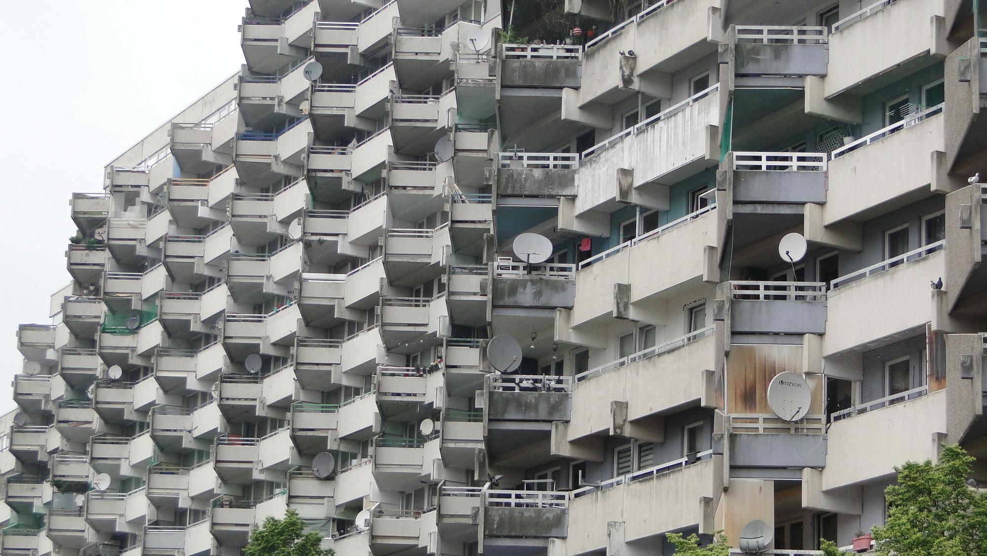 Den betroffenen Häusern in der Osloer Straße ist der beklagenswerte Zustand auch von außen anzusehen.