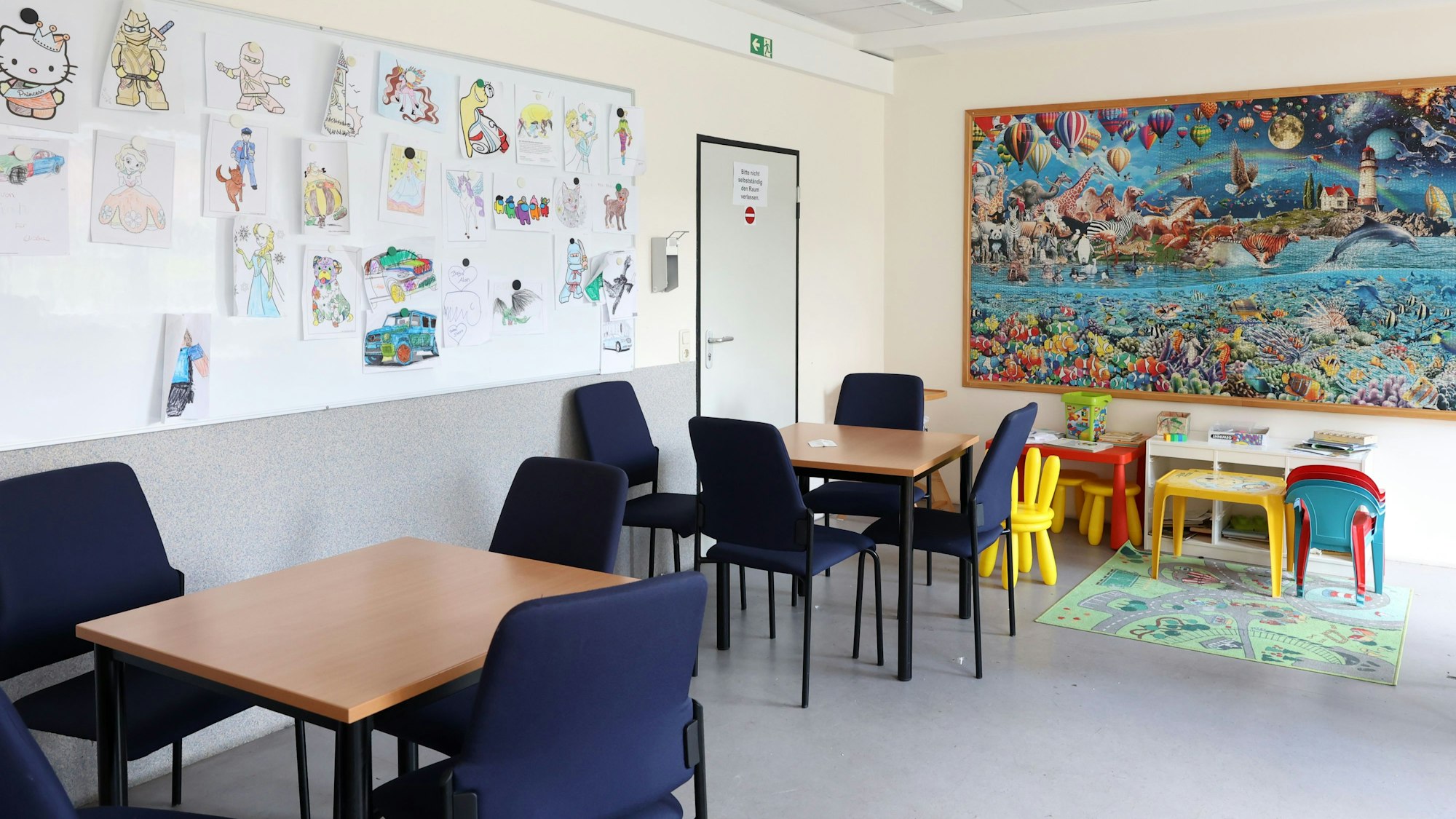 Blick in einen der Besuchsräume an der JVA Siegburg