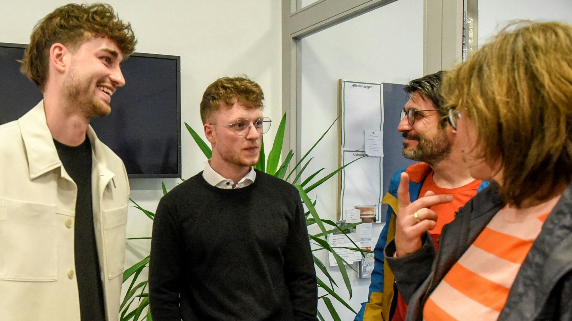 Auf dem Foto sind die Filmemacher Philipp Sterk und Malte Krause zu sehen, wie sie Gäste bei der Premiere des Films begrüßen.