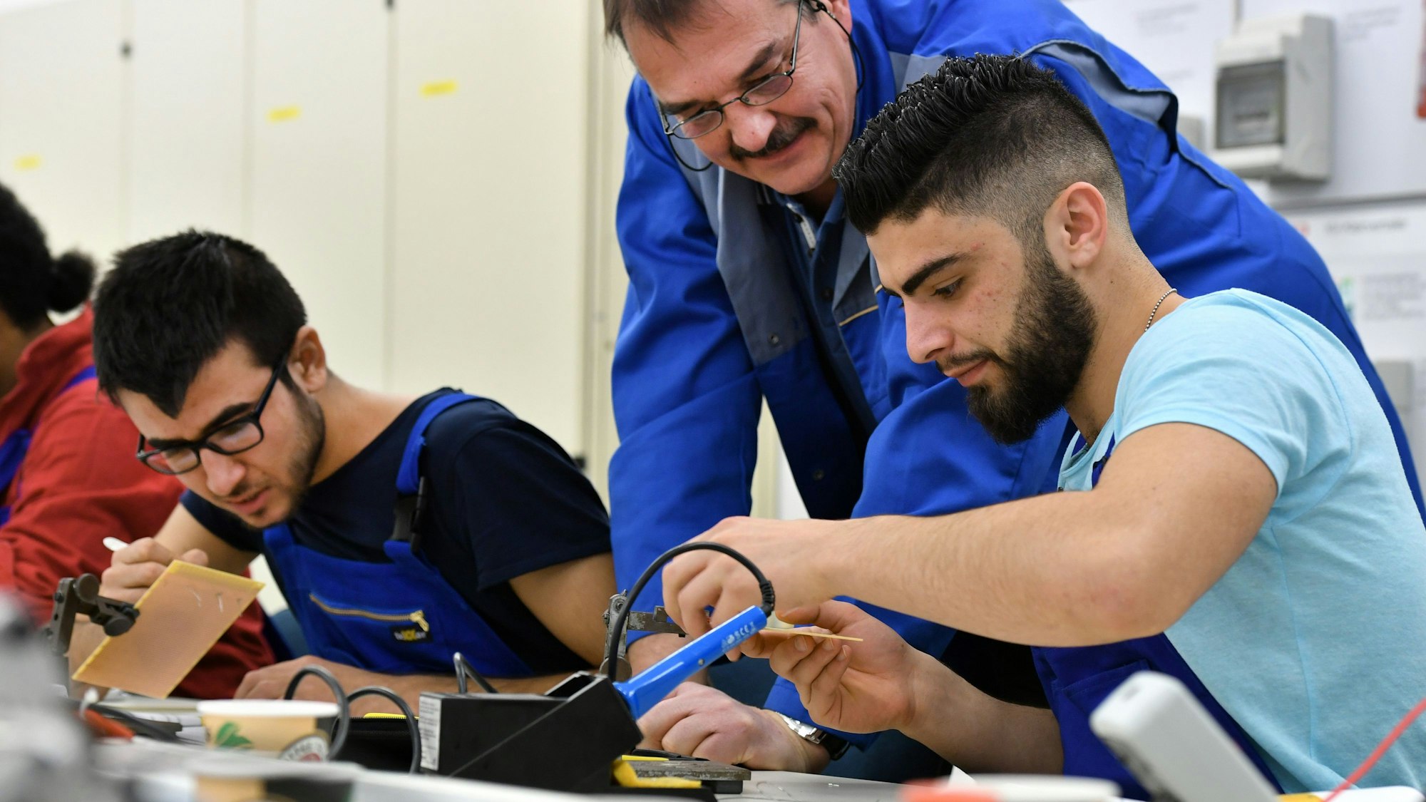 Genauigkeit zählt: Für einen Handwerksberuf interessieren sich diese beiden aus Syrien und dem Irak geflohenen jungen Männer.
