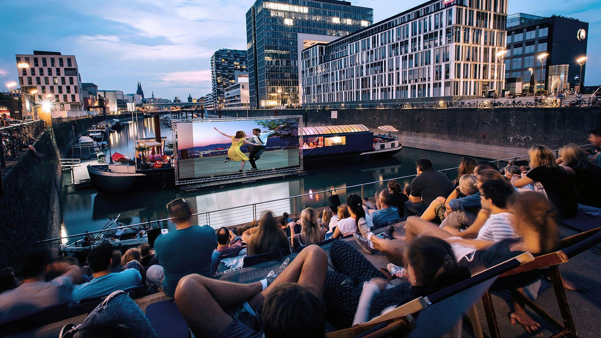 Der Film beginnt bei Einbruch der Dunkelheit.