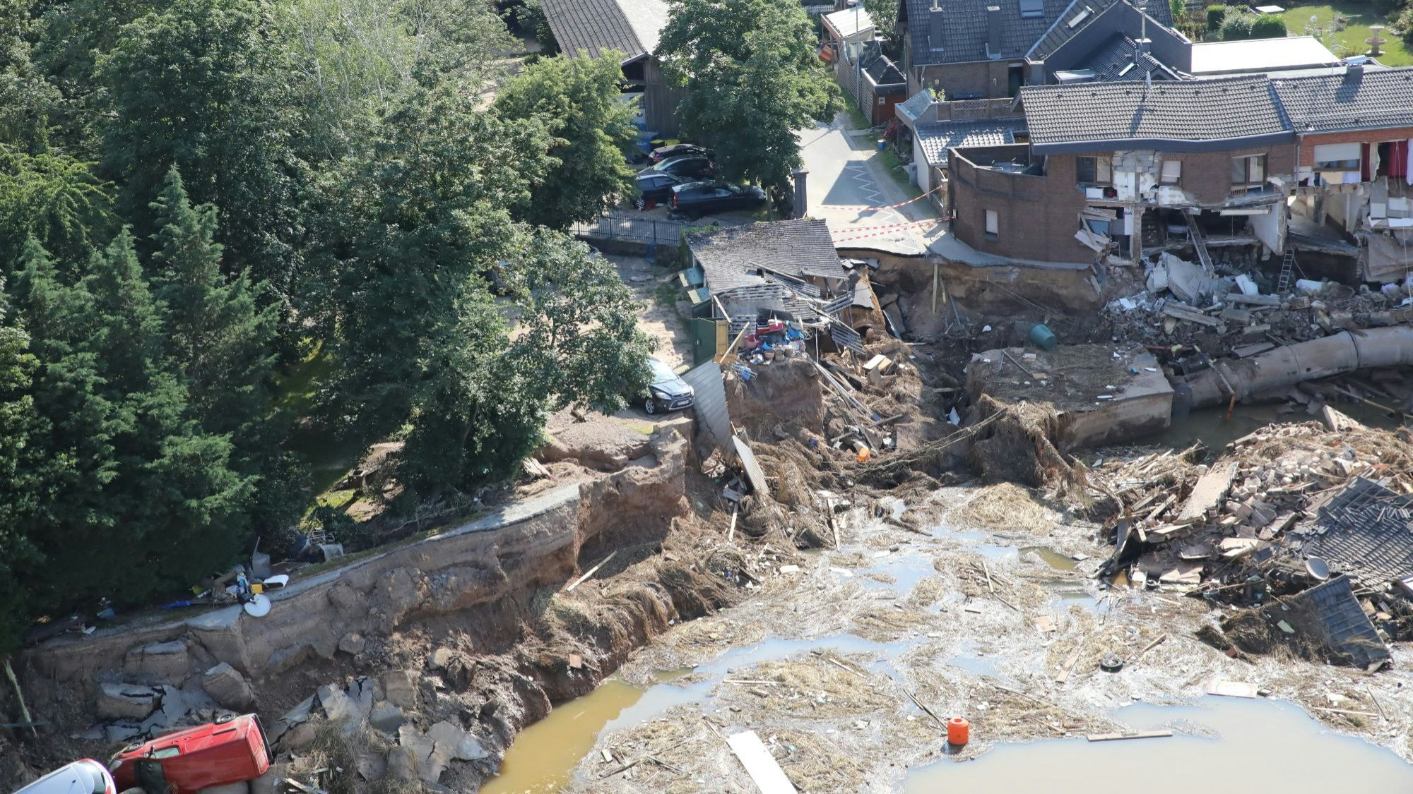 Auf dem Foto sind von der Flut zerstörte Häuser zu sehen.