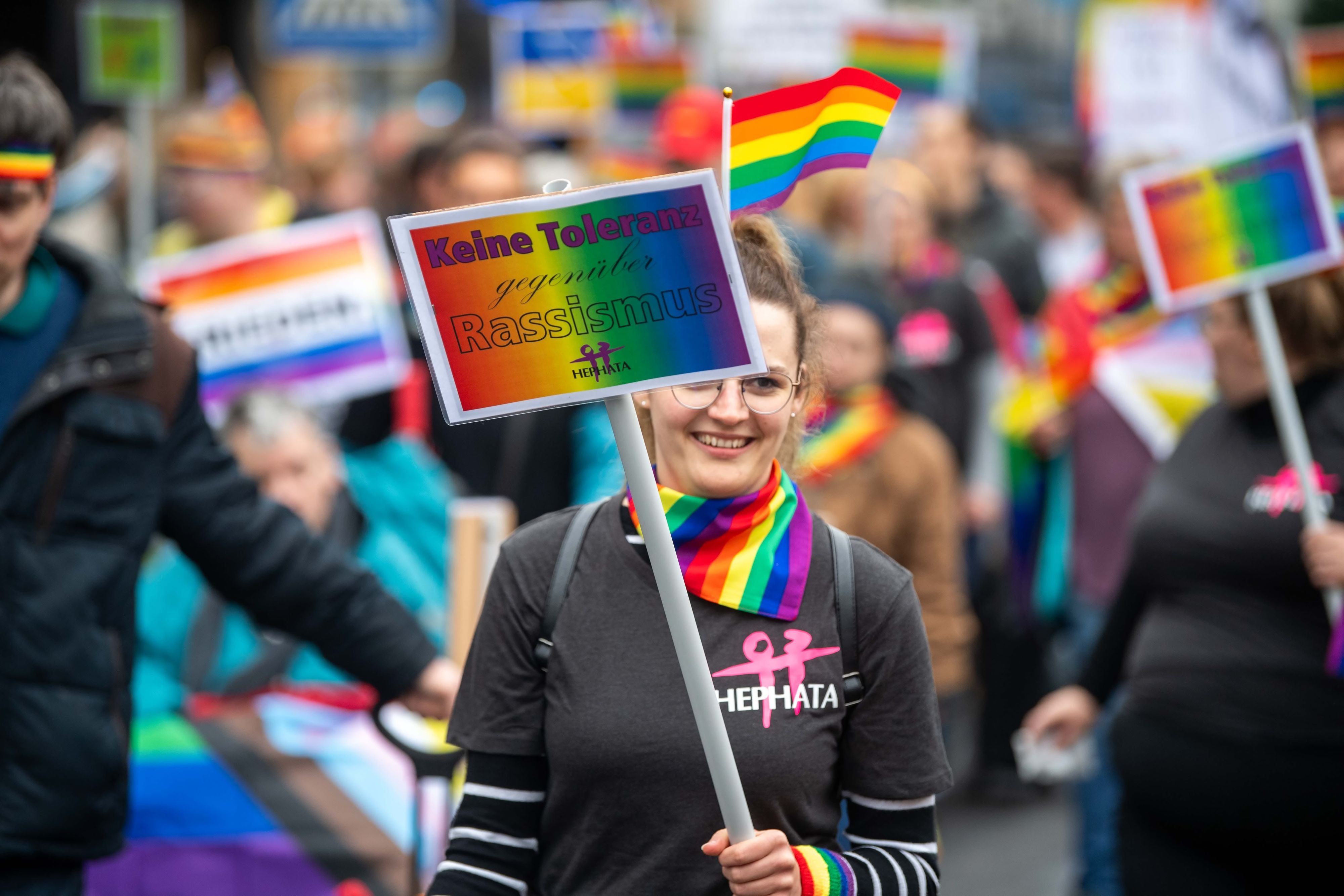 Das Bild zeigt Teilnehmende der CSD-Parade im vergangenen Jahr.