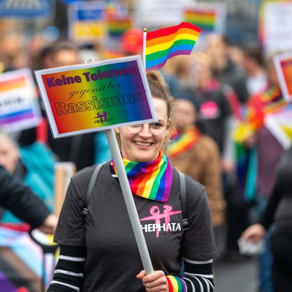 Das Bild zeigt Teilnehmende der CSD-Parade im vergangenen Jahr.