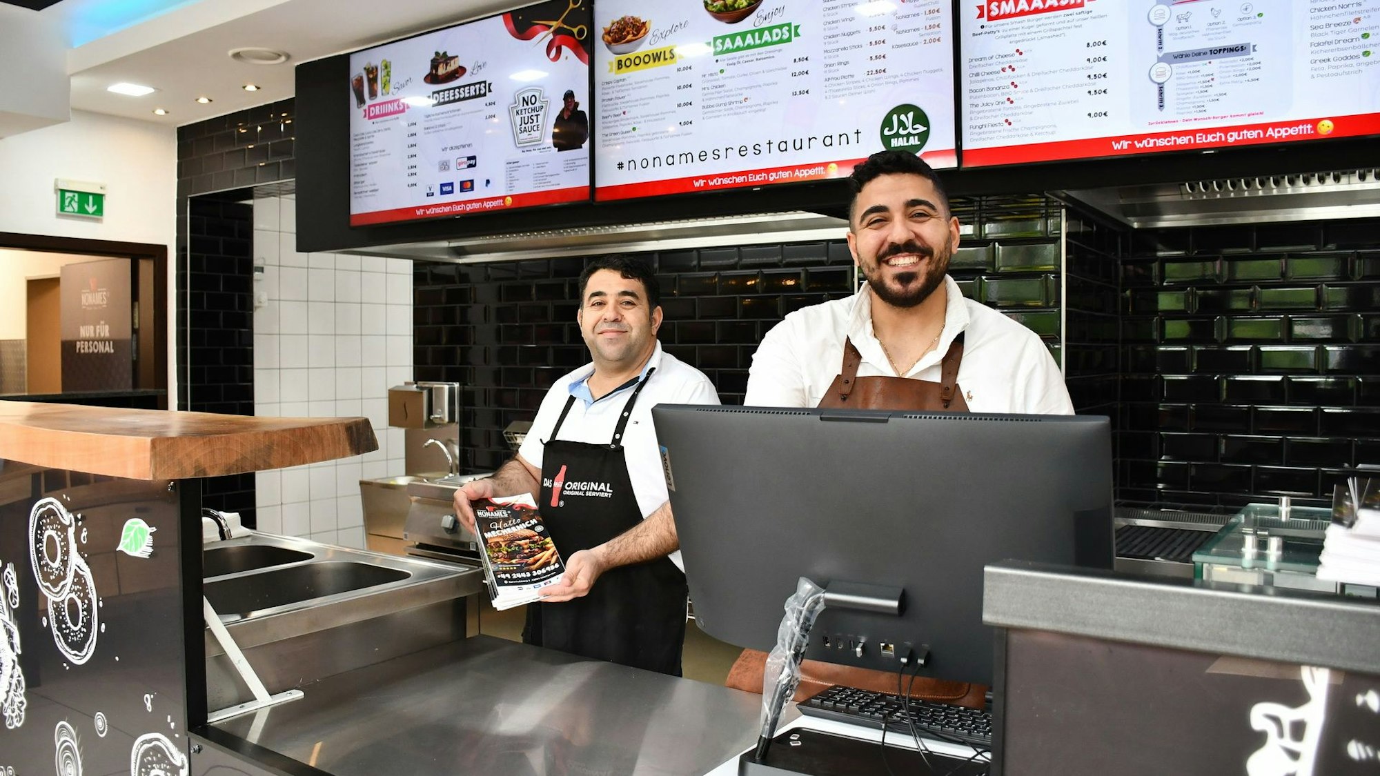 Khedro Mahmoud (r.) und sein Onkel Manan hinter der Theke des neuen Burger-Restaurants.