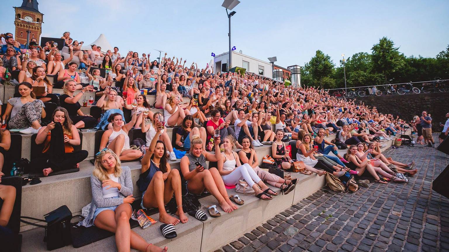 Auf der Treppenanlage gilt im Open-Air-Kino freie Platzwahl.