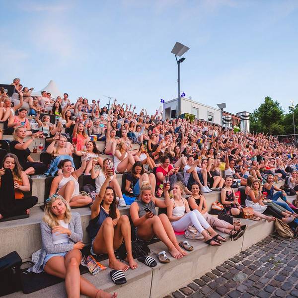 Auf der Treppenanlage gilt im Open-Air-Kino freie Platzwahl.