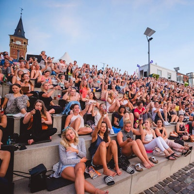 Auf der Treppenanlage gilt im Open-Air-Kino freie Platzwahl.