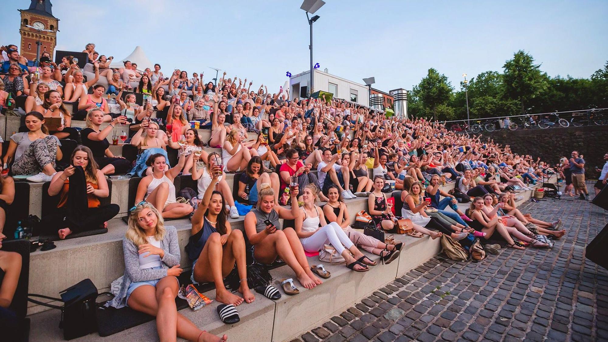 Auf der Treppenanlage gilt im Open-Air-Kino freie Platzwahl.