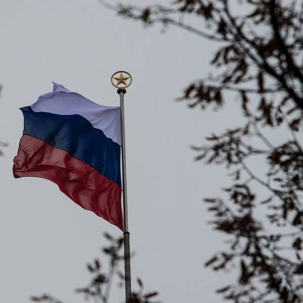 Die russische Flagge weht auf dem Dach der russischen Botschaft an der Straße Unter den Linden. Die EU-Staaten haben Sanktionen gegen russische Propagandanetzwerke verhängt.