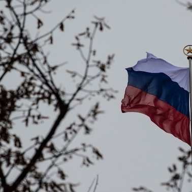 Die russische Flagge weht auf dem Dach der russischen Botschaft an der Straße Unter den Linden. Die EU-Staaten haben Sanktionen gegen russische Propagandanetzwerke verhängt.