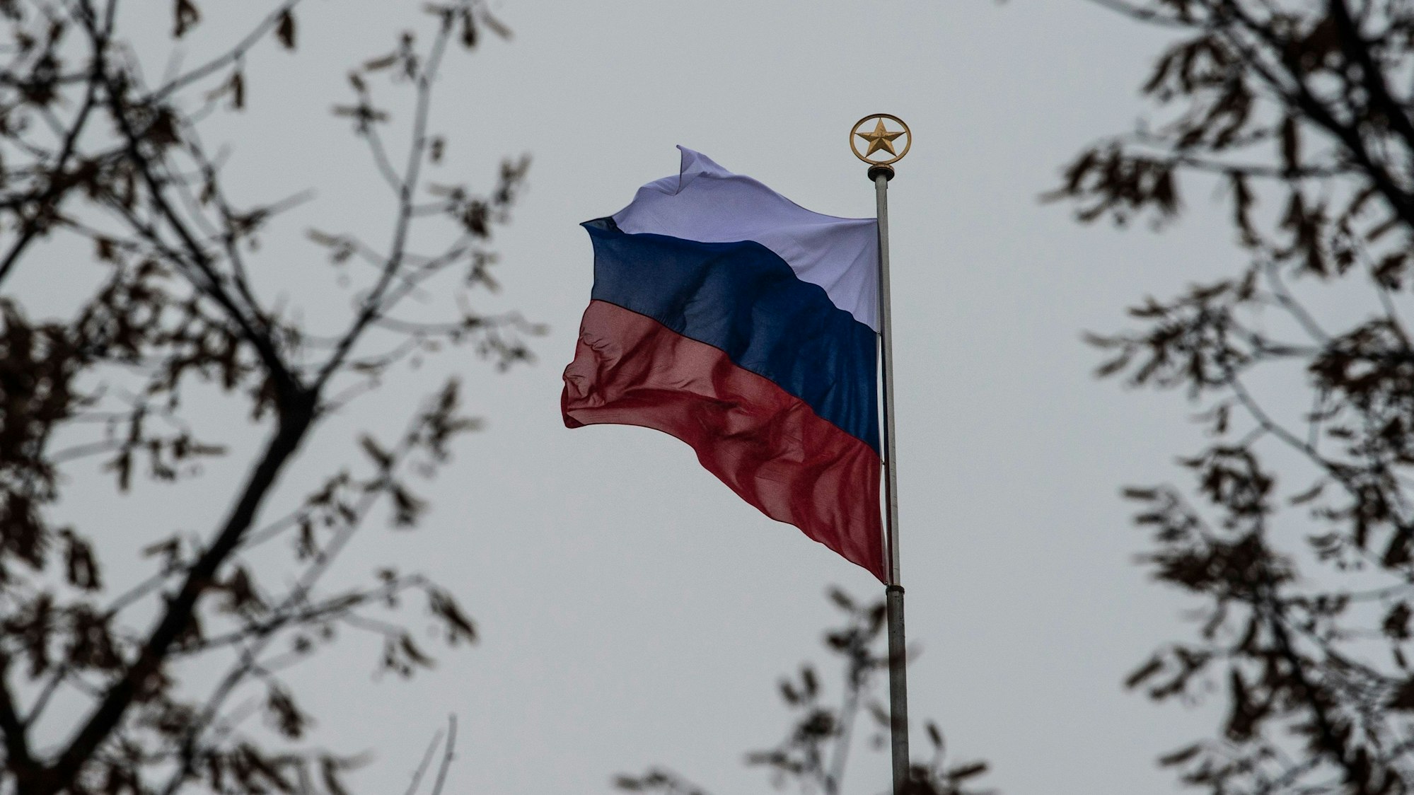 Die russische Flagge weht auf dem Dach der russischen Botschaft an der Straße Unter den Linden. Die EU-Staaten haben Sanktionen gegen russische Propagandanetzwerke verhängt.