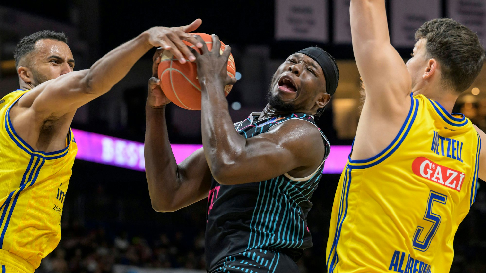 Bonns Brian Fobbs (M.) kämpft um den Ball mit den Berlinern Johannes Thiemann (l.) und Yanni Wetzel.