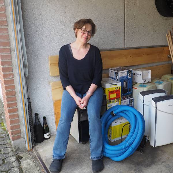 Stefanie Schwarz zeigt die Geräte, die sie in ihrer Garage gesammelt hat.