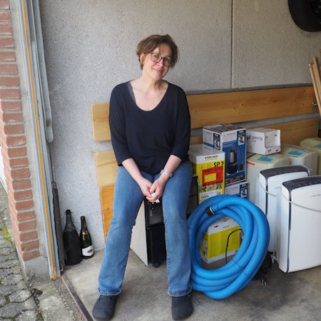 Stefanie Schwarz zeigt die Geräte, die sie in ihrer Garage gesammelt hat.