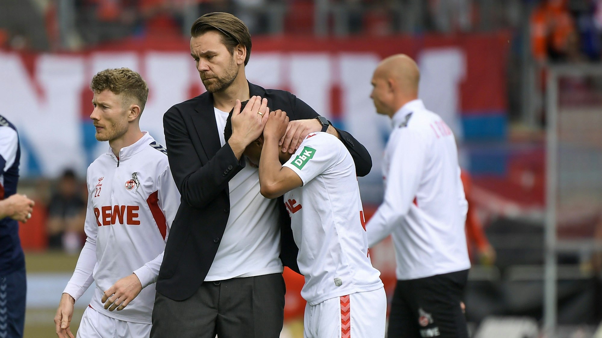 Trauriges Bild: Thomas Kessler tröstet Linton Maina (r.). Links geht FC-Kapitän Florian Kainz.