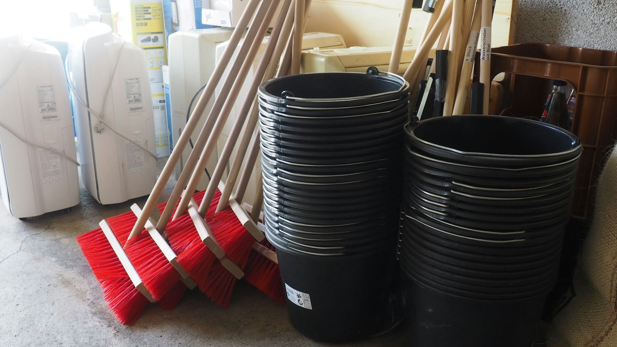 Neue Straßenbesen und stabile Eimer sind zusammengestellt.