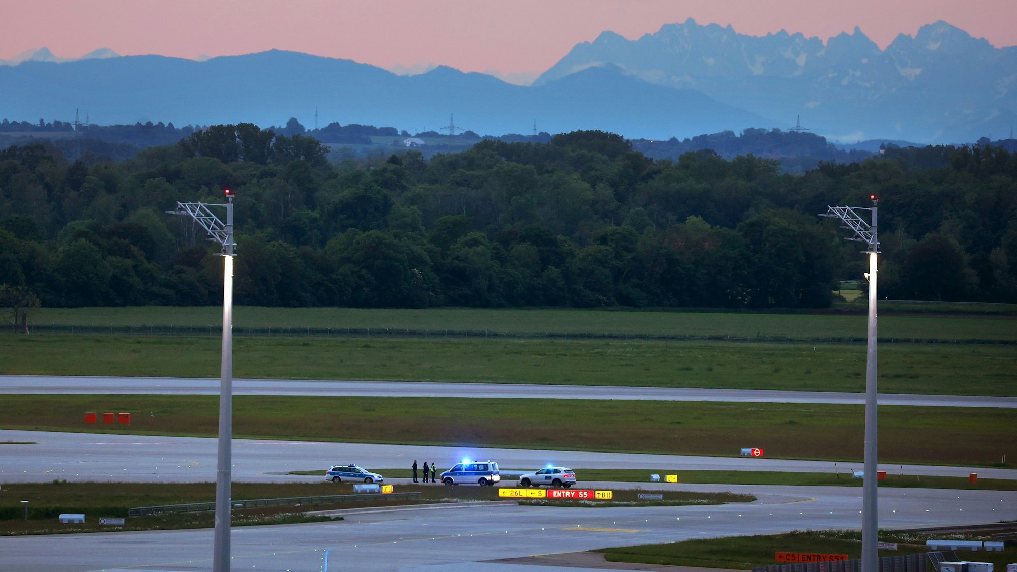 18.05.2024, Bayern, München: Blick auf eine der Landebahnen des Flughafens.