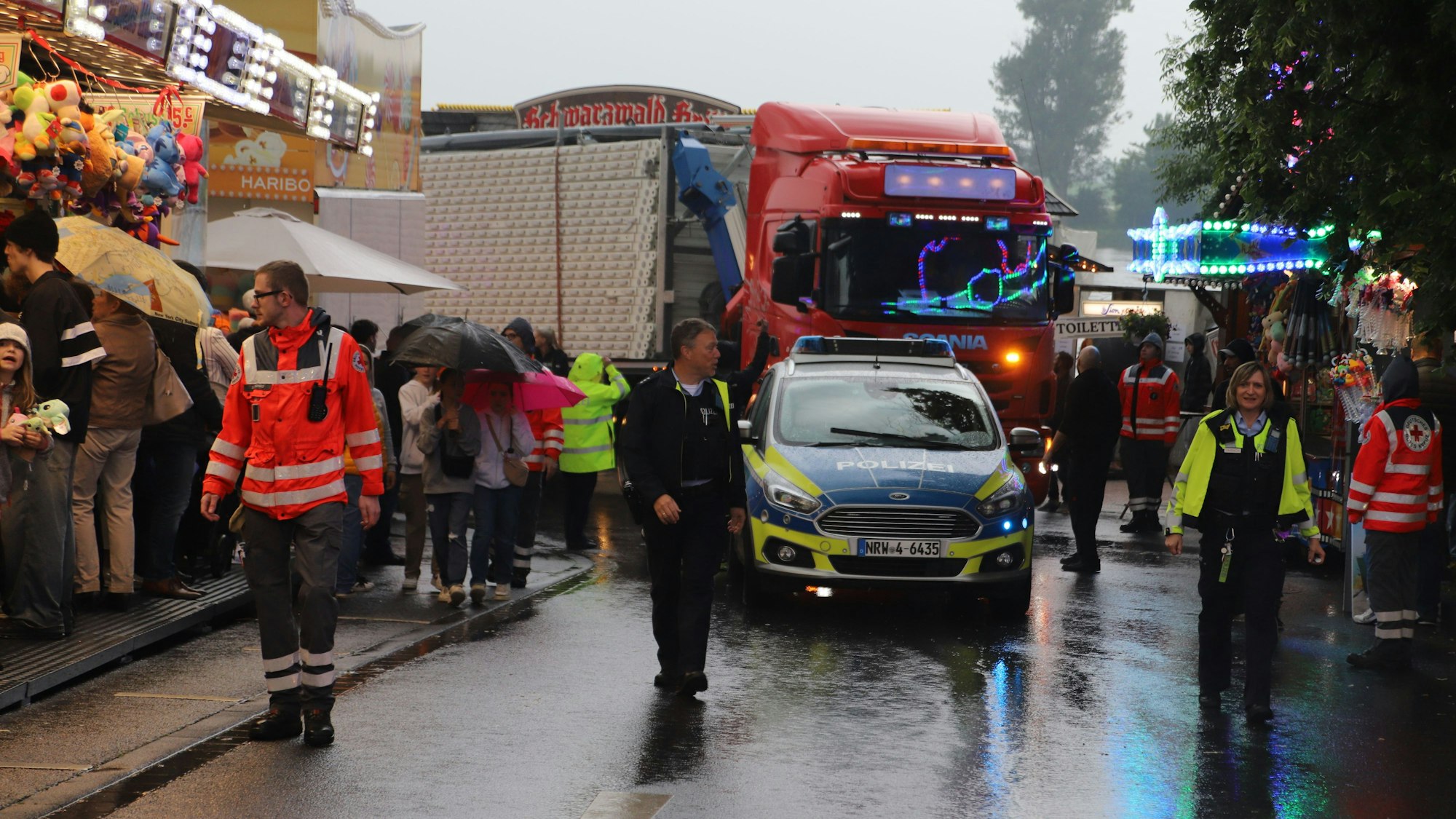 Am Samstag wurden beim Strandfest in Mondorf die direkt am Rhein aufgebauten Fahrgeschäfte wegen des Hochwassers wieder abgebaut. Teilweise mussten die Schausteller schon im Wasser arbeiten.