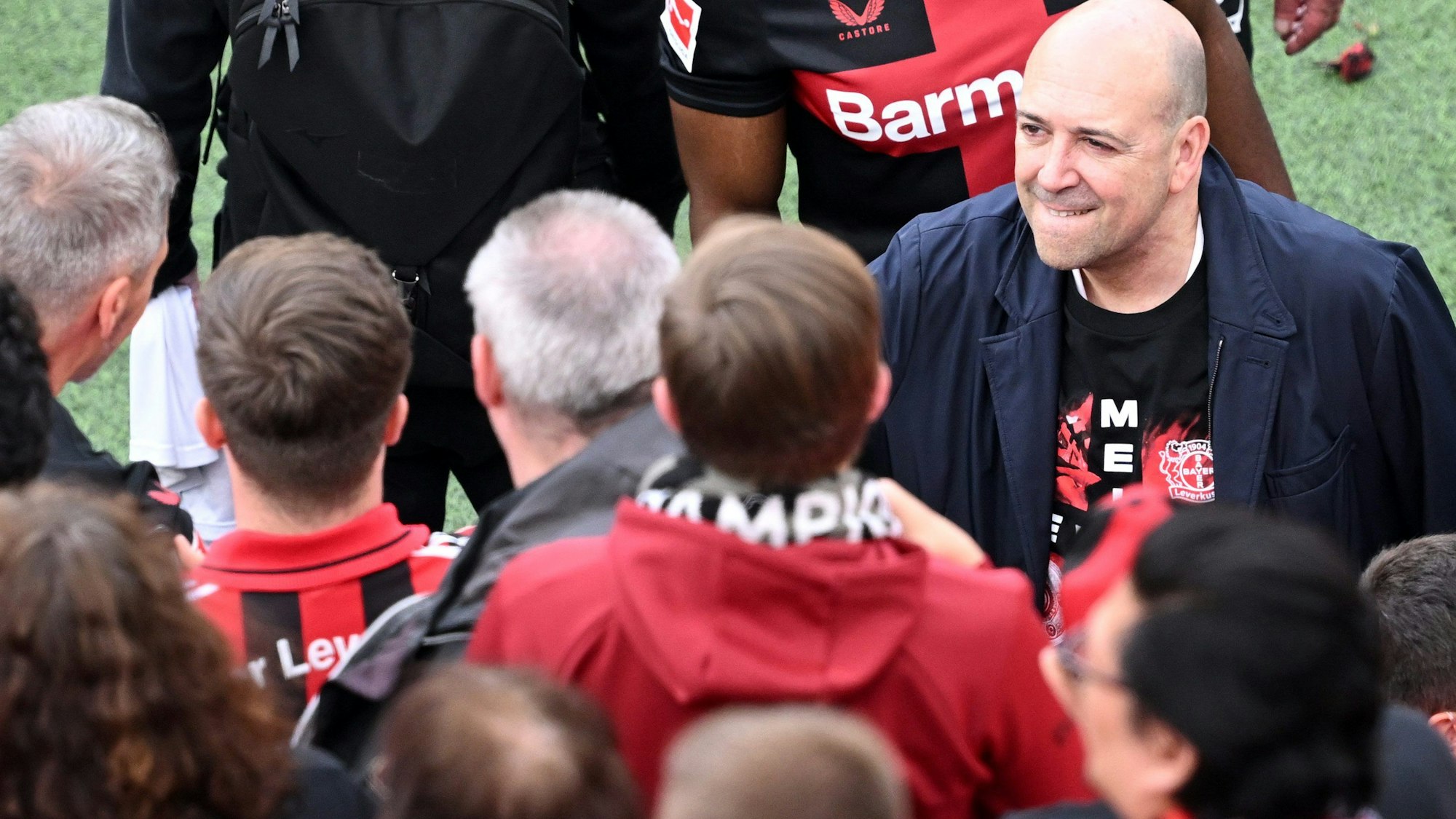18.05.2024, Nordrhein-Westfalen, Leverkusen: Fußball, Bundesliga, Bayer Leverkusen - FC Augsburg, 34. Spieltag, BayArena, Fernando Carro, Vorsitzender der Geschäftsführung bei der Bayer 04 Leverkusen, jubelt mit Fans über die Meisterschaft.