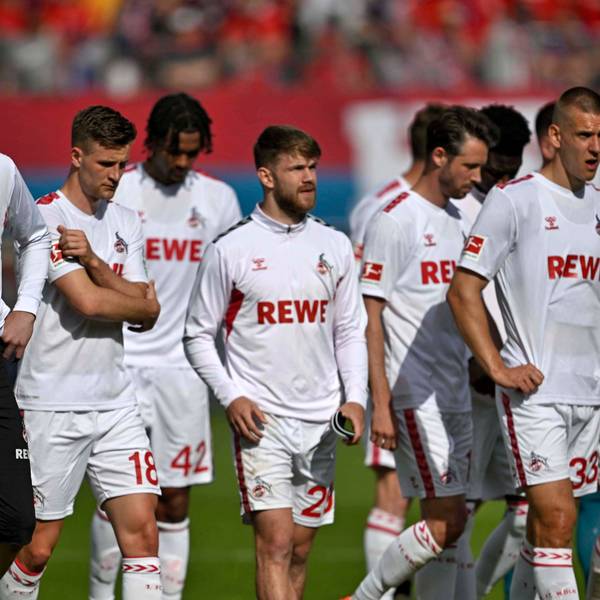 Die Kölner Spieler gehen nach dem Abstieg zu ihren Fans. Linton Maina (l.) wischt sich die Tränen aus dem Gesicht.