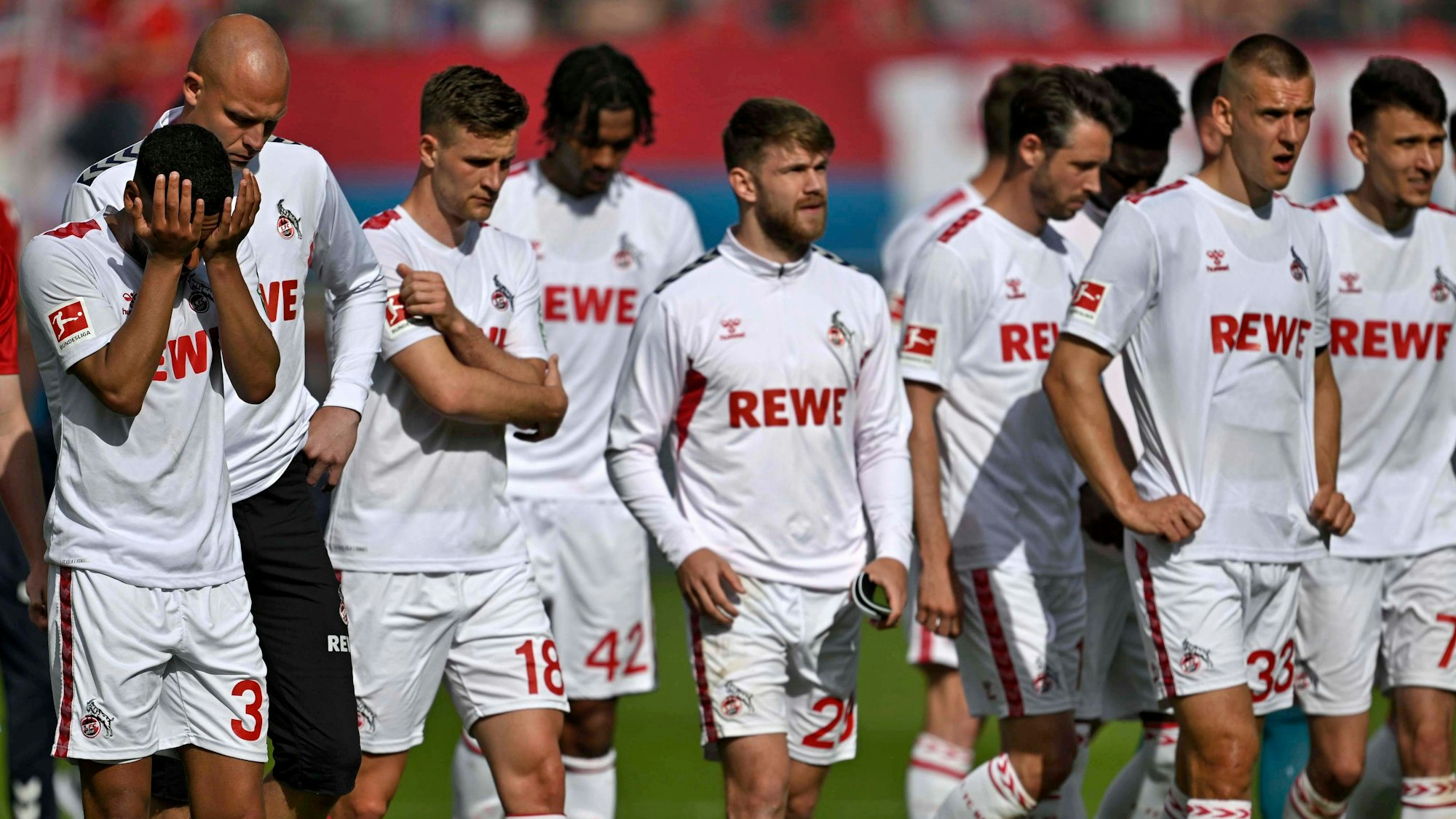 Die Kölner Spieler gehen nach dem Abstieg zu ihren Fans. Linton Maina (l.) wischt sich die Tränen aus dem Gesicht.