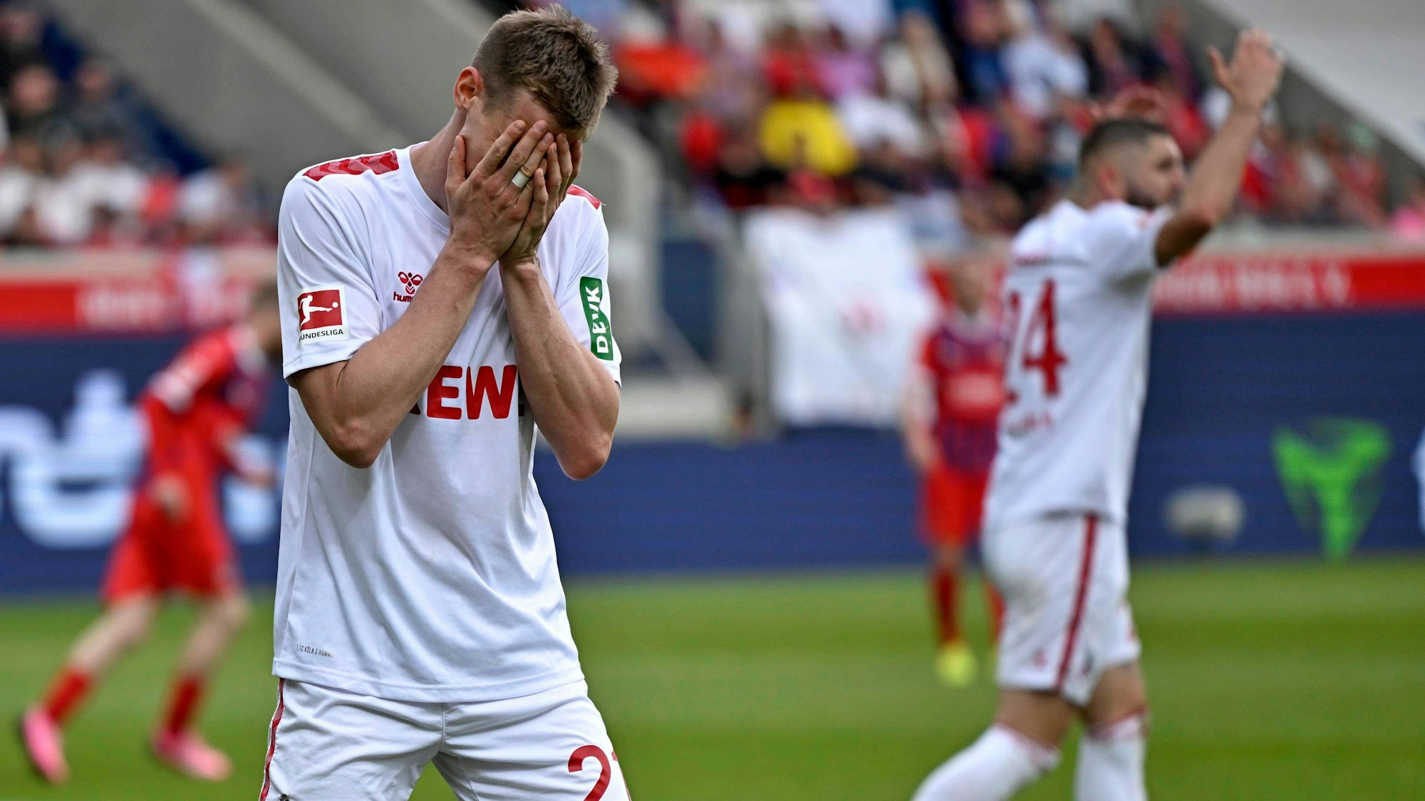 18.05.2024, Fussball 1. Bundesliga 2023/2024, 34.Spieltag, 1.FC Heidenheim - 1.FC Köln, in der Voith-Arena Heidenheim. Steffen Tigges Köln schlägt die Hände vors Gesicht.